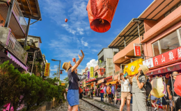 Thả thiên đăng ở Làng cổ Thập Phần