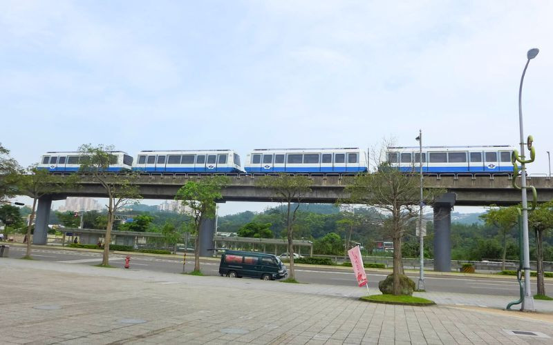 Tàu điện đi đến sở thú Taipei Zoo