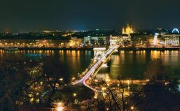 Dòng sông Danube ở giữa thành phố Budapest