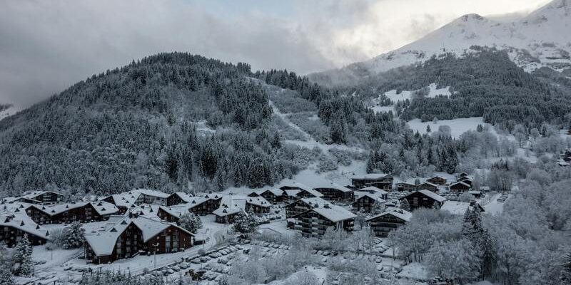 Ngôi làng phủ đầy tuyết ở Pháp, dãy Alps