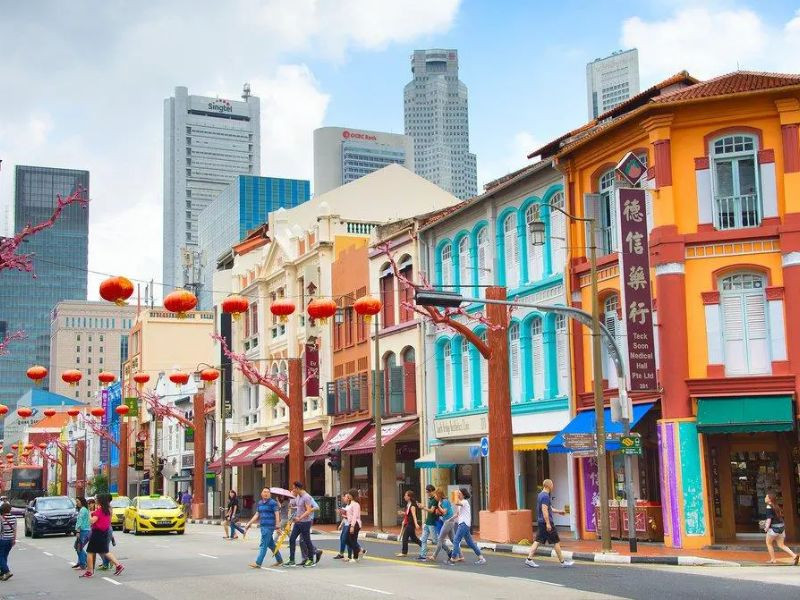 Singapore vào mùa hè thu hút đông đảo các tín đồ mua sắm